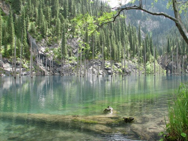 Hồ nằm ở độ cao 2.000m so với mực nước biển, được hình thành từ kiến tạp thiên nhiên khi một đợt sạt lở đất đá vôi khổng lồ xảy ra. Nó nằm cách thành phố Almaty, Cộng hòa Kazakhstan, 129 km.